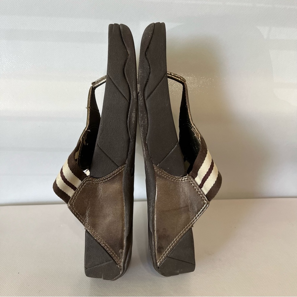 FitFlop Women's Brown and Cream Striped Thong Sandals - Picture 6 of 9